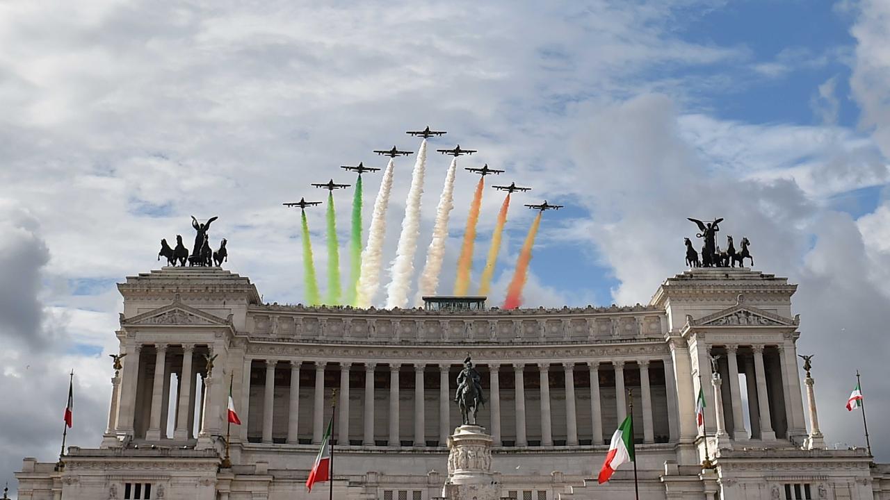 Le Frecce Tricolori attraversano il cielo sopra il Vittoriano di Roma. Il monumento è decorato con sei grandi bandiere italiane.